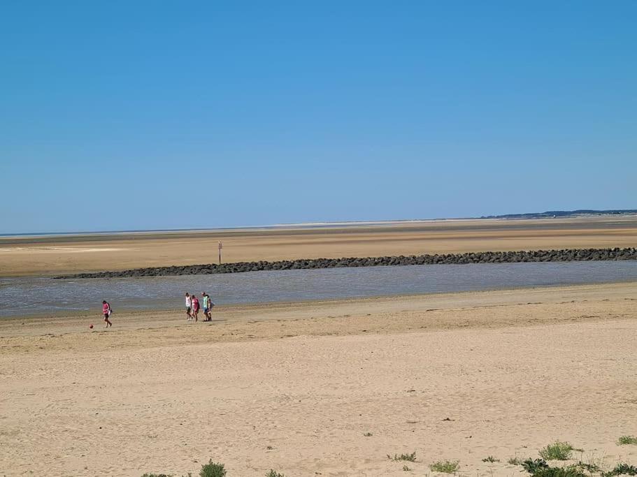Modern 1 Bed Apartment Next To Beach And Golf Course Llanelli Luaran gambar