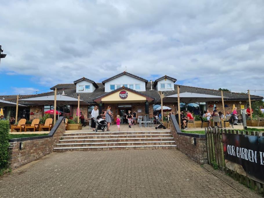 Modern 1 Bed Apartment Next To Beach And Golf Course Llanelli Luaran gambar